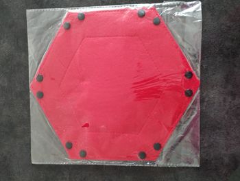 Tapis de dès hexagonal rouge