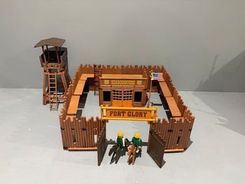 Playmobil Fort Glory Western vintage Cowboy Indien Tour de garde 2 Échelle Drapeau et mat Quartier général  2 personnages gardes 2 chevaux