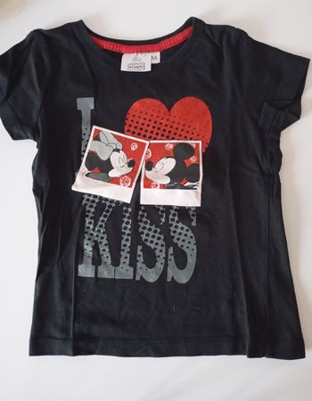Tee-shirt manches courtes. 5 ans. Coton noir ,rouge ,blanc et gris . Paillettes rouges. Disney Mickey et Minnie. Parfait état
