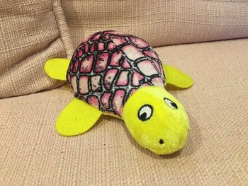 Peluche doudou tortue king jouet jaune rose noire 17 cm