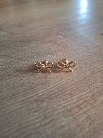 Boucle d'oreille femme ou fille en forme de nœud couleur doré