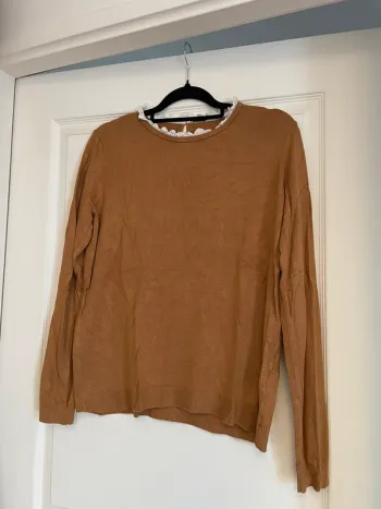 Pull col détaillé