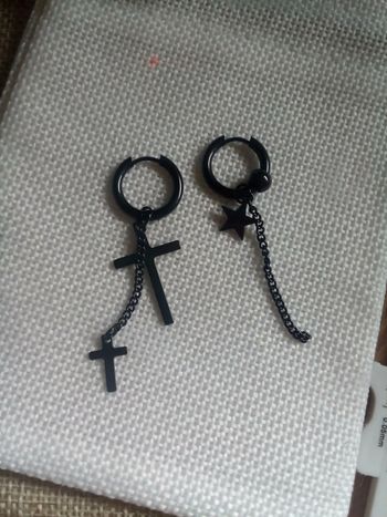 Boucles d'oreilles noires croix étoile