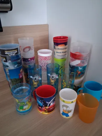 divers verres en plastique