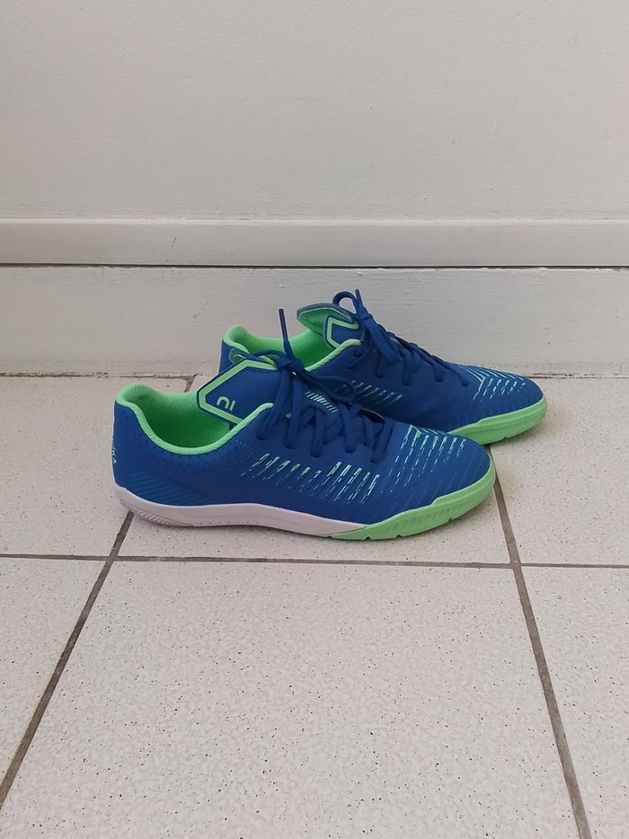 Paire de chaussures futsal. GINKO 500