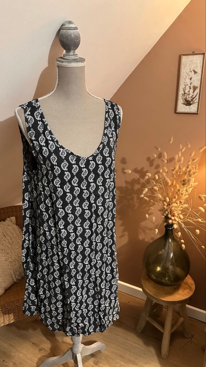 🖤🤍 Robe noire et blanche à motifs – Taille 40 – Très bon état 🤍🖤 - photo numéro 2
