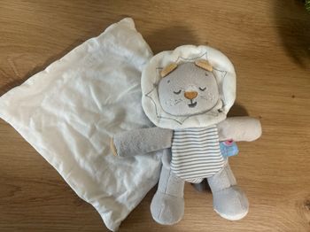 Doudou lion blanc rayé gris mouchoir sucre d orge