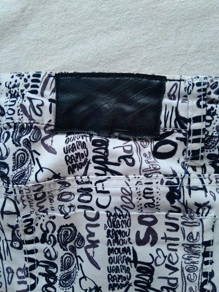 Pantalon slim taille basse imprimé FB sister très bon état - photo numéro 3