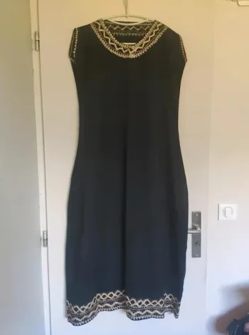 Longue robe brodée or style abaya