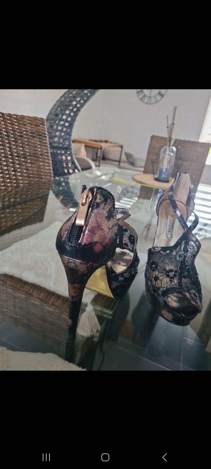 Très jolie chaussure à ton semelle compensée - photo numéro 3