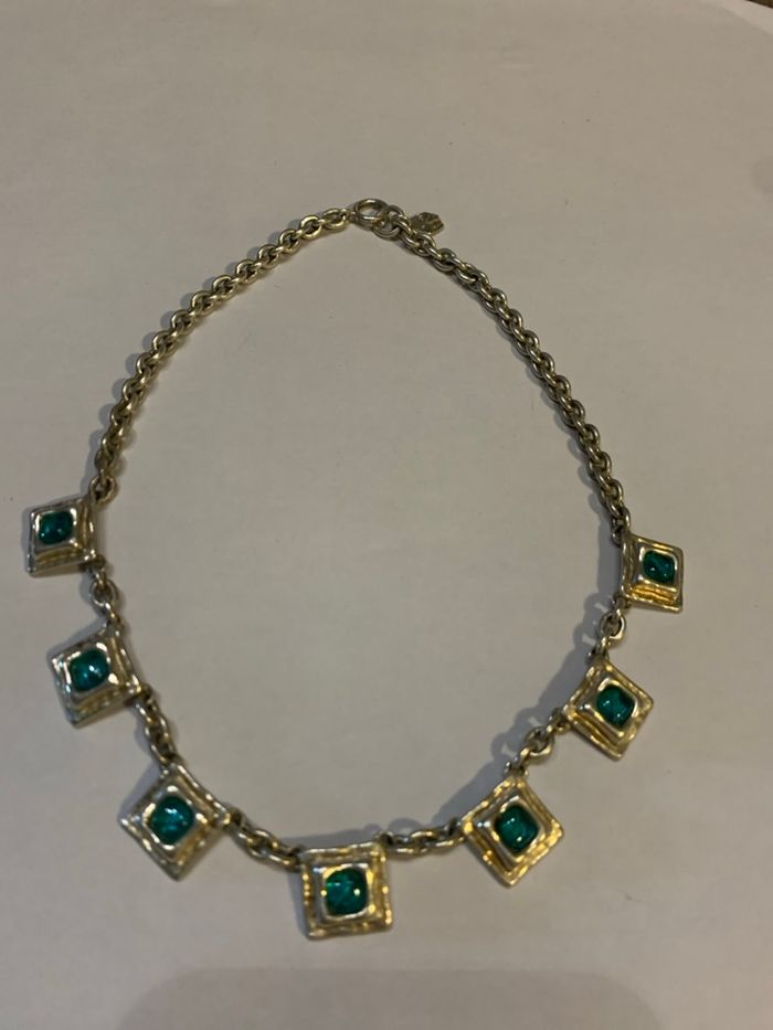 Collier carrés bleus