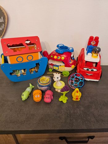 Lot jouet puericulture 