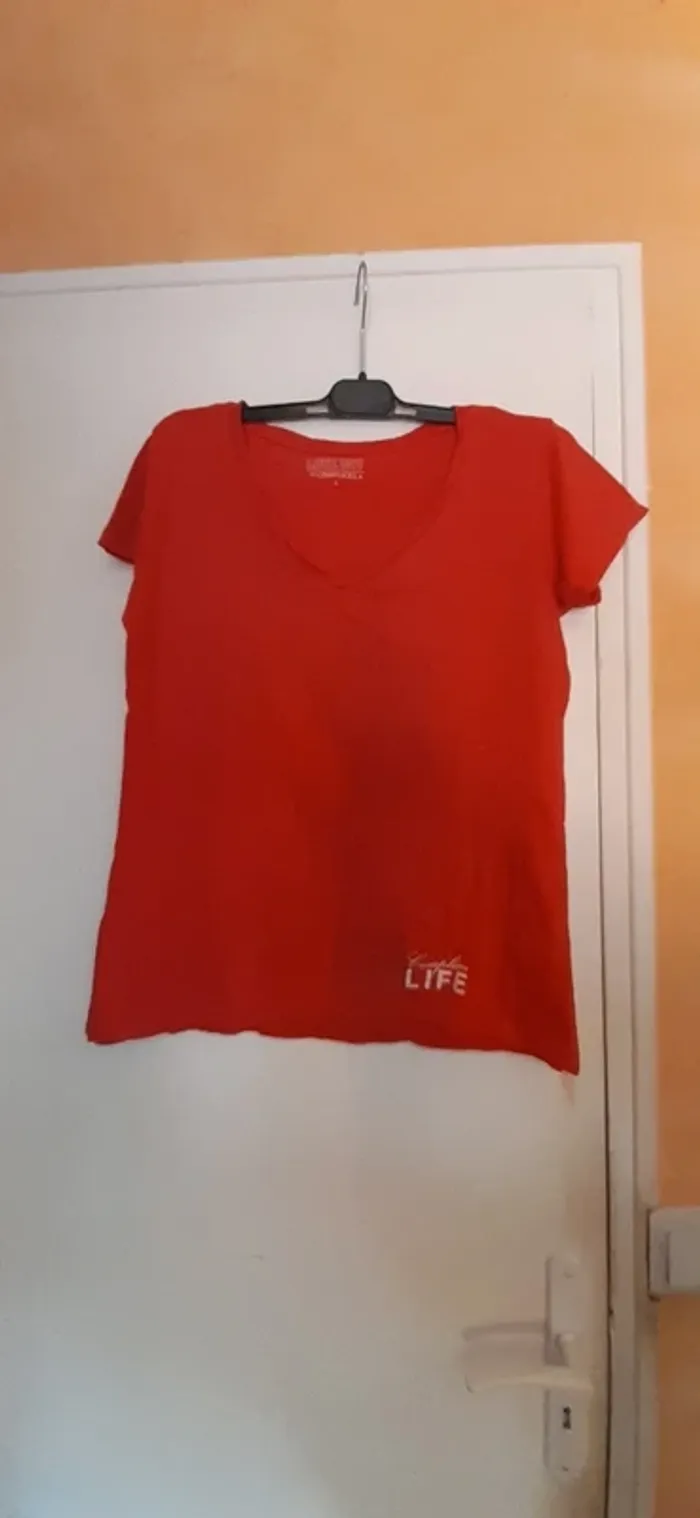 Tee-shirt taille L Col V corail