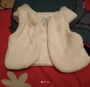 Gilet sans manches fausse fourrure.