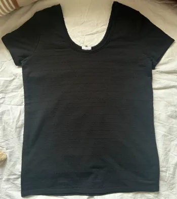 T-shirt évasé dans le dos