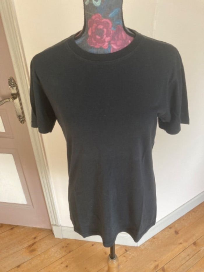 Joli t-shirt noir taille S
