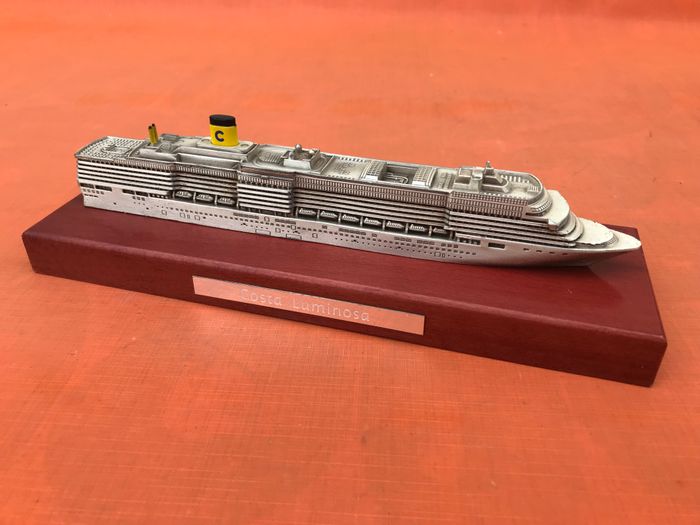 Bateau de Croisière Costa Luminosa Métal argenté patiné Socle en bois finition acajou. - photo numéro 2