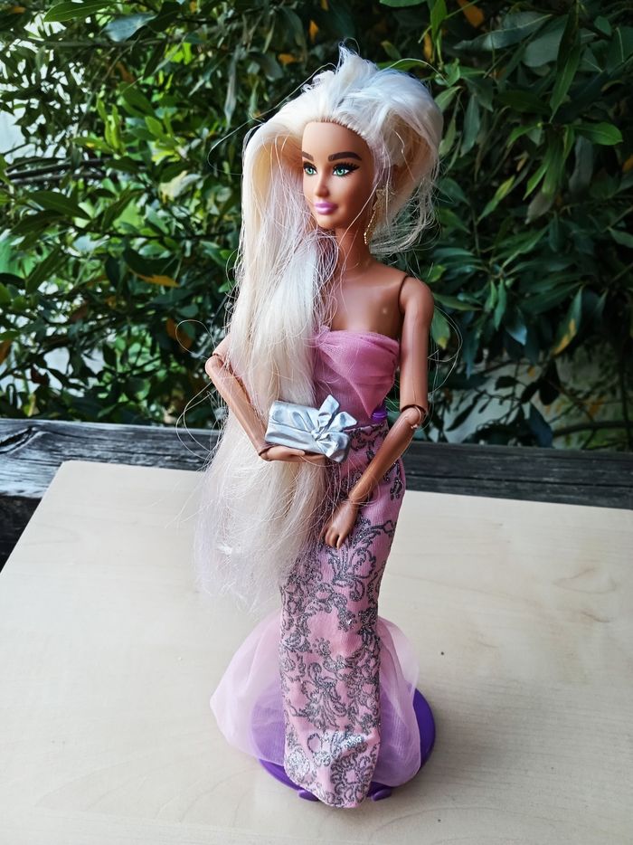 Barbie influenceuse canon yeux verts cheveux extras longs blonds platine - photo numéro 4
