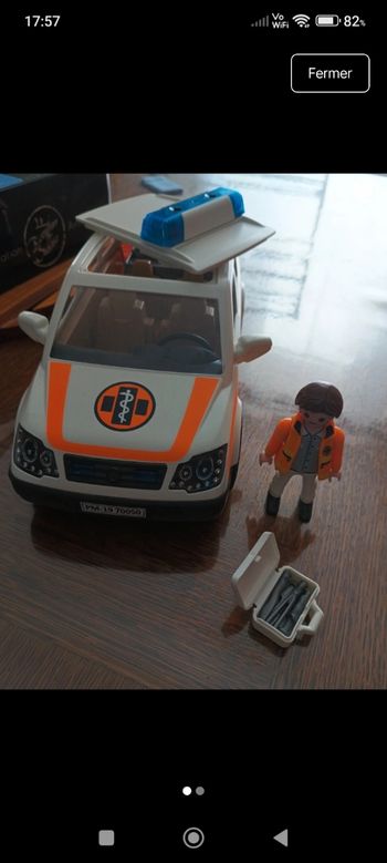 Voiture de médecin urgentiste playmobil 
