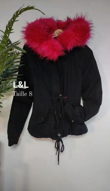 Manteau à capuche fausse fourrure