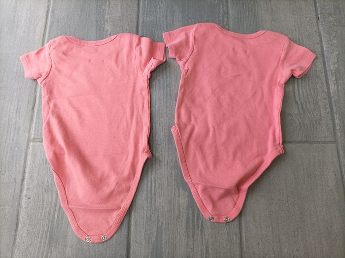 Lot n°224 Lot de 5x Bodies manches courtes Kiabi 12 mois - photo numéro 5