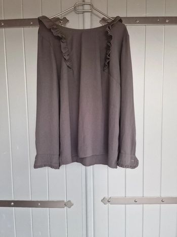 Haut noir manches longues avec details volants