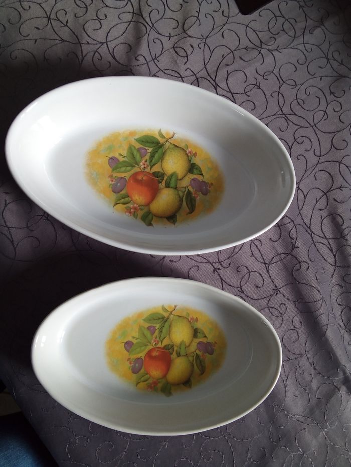 2  petits plats ovales, décor : fruits
