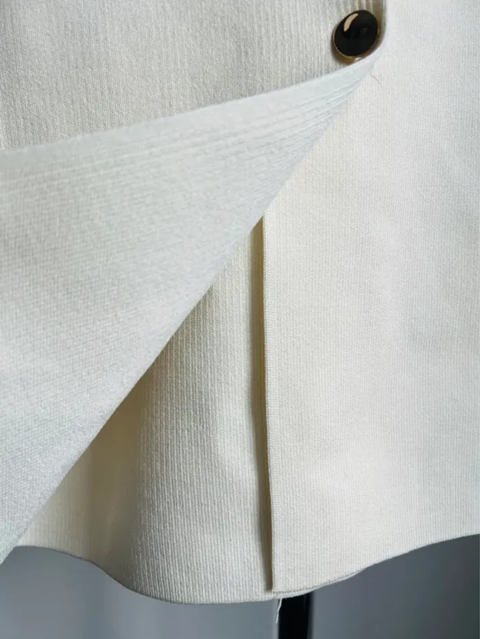 Veste courte écrue Zara – style minimaliste - photo numéro 3