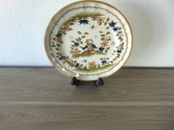 Assiette décorative en faïence – Style « Vieux Moustiers »