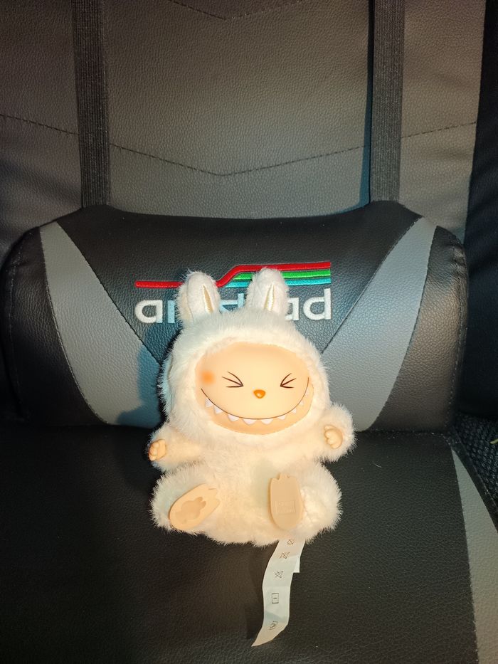 Labubu Beige Rosé Have A Seat