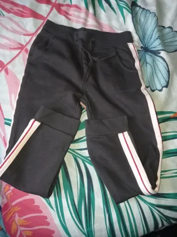 Pantalon jogging noir avec bande sur les côtés