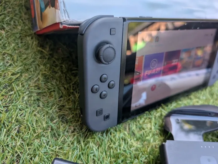 Console Nintendo Switch manettes carte SD pochette ect.. - photo numéro 19