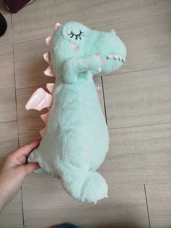 Peluche dinosaure range pyjama