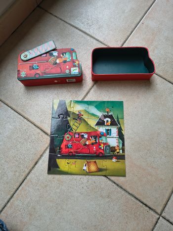 Puzzle 16 pièces : Le camion de pompiers, de Djeco