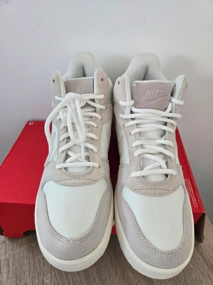 Nike borought mid taille 37,5 neuves beige creme - photo numéro 4