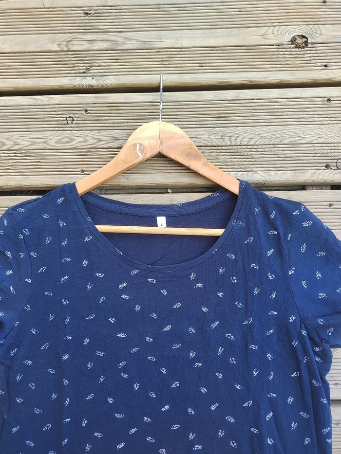 T-shirt Bleu Marine Femme à feuilles blanches – Taille 40 / L – Très bon état - photo numéro 2
