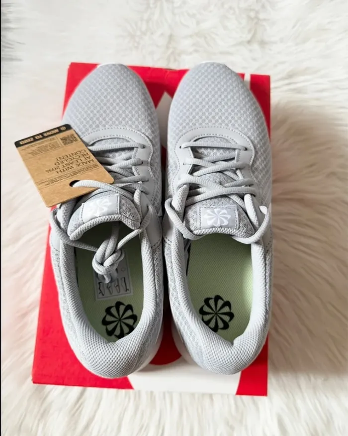 Nike Tanjun – Taille 44,5 – gris/blanc – Neuf avec étiquette - photo numéro 6