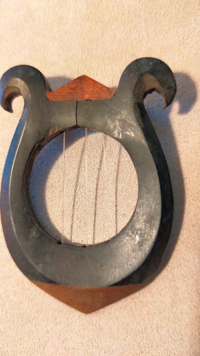 Broche instrument sculpté - bois brut & cordes - Collection Terres d’Ailleurs - photo numéro 3