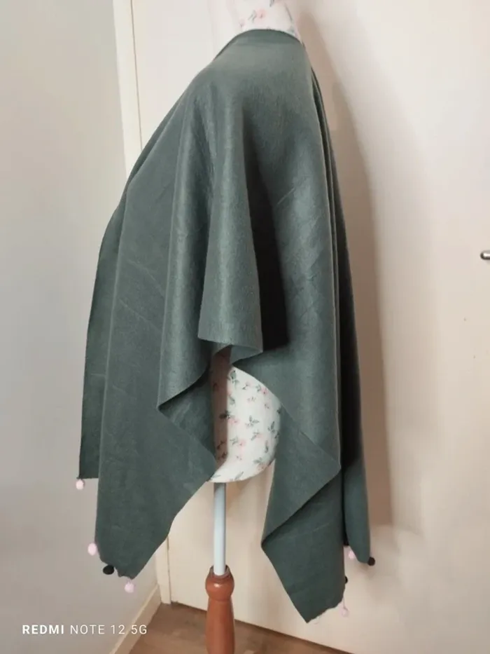 Jolie Poncho avec pompon - photo numéro 3