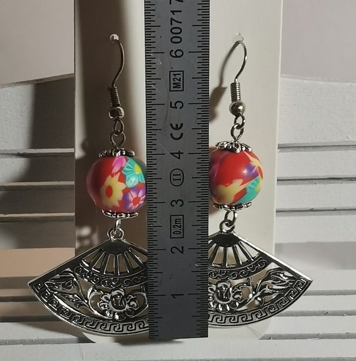 Boucles d'oreilles fantaisie éventail et perles fleuries - photo numéro 3