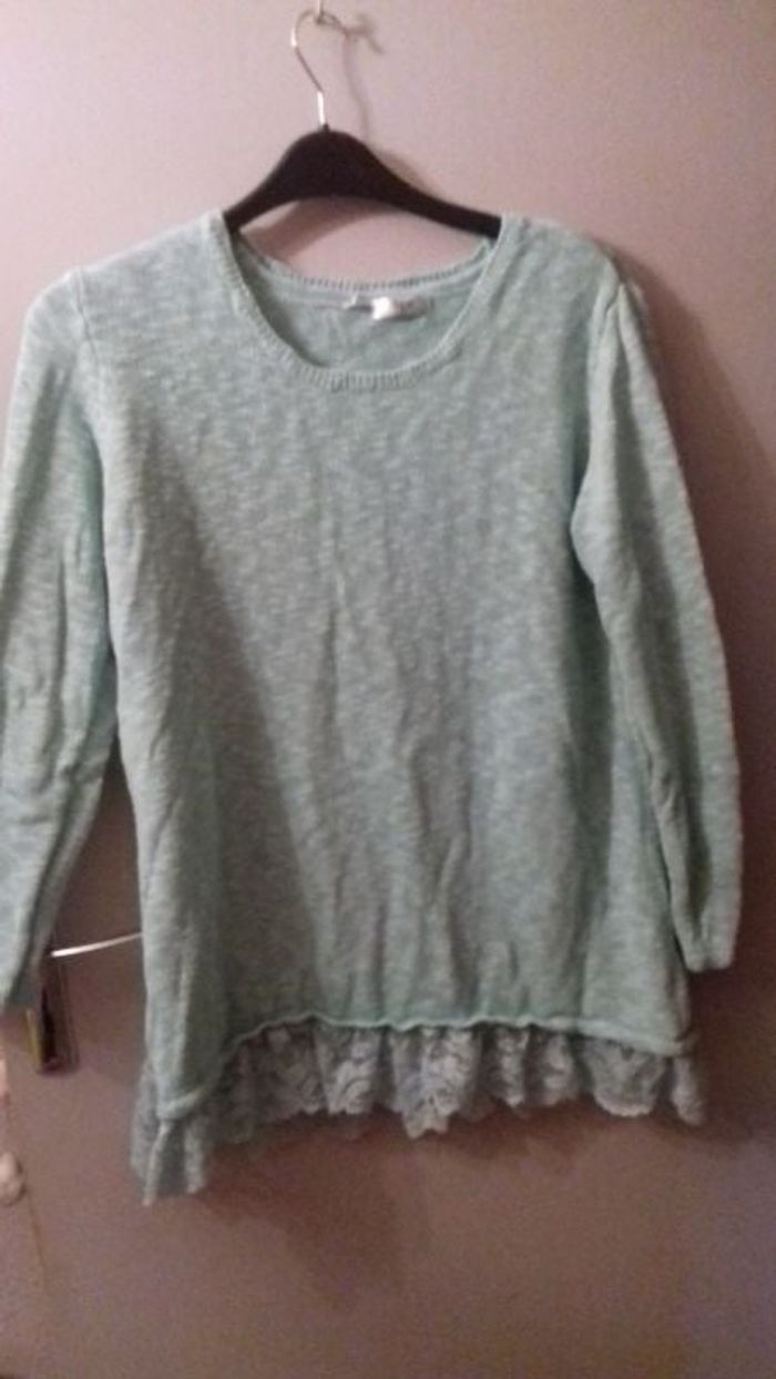 Pull vert amande Taille 44/46. dentelles en bas