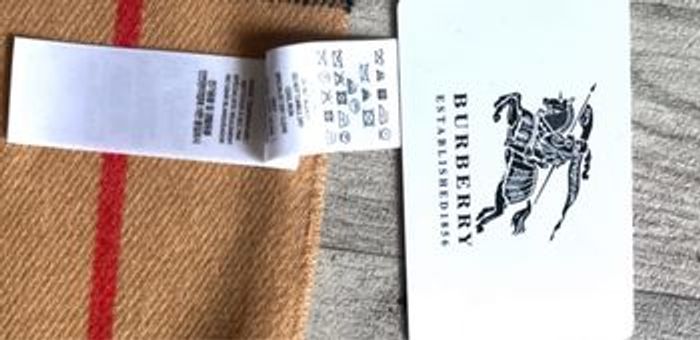 Écharpe Burberry cachemire 185×40 cm – Neuve - photo numéro 3