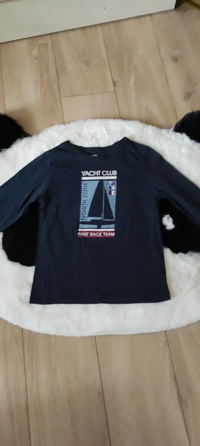 🐼T-shirt manches longues Kiabi 8 ans très bon état 🐼 - photo numéro 2