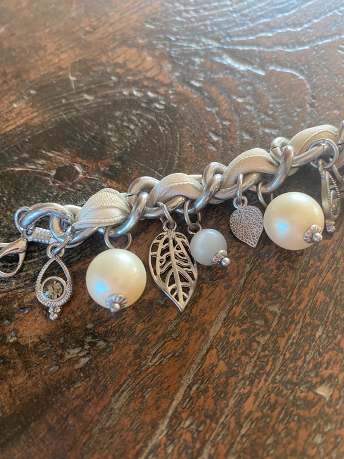 Magnifique bracelet avec strass, tissu, perles et feuilles - photo numéro 2
