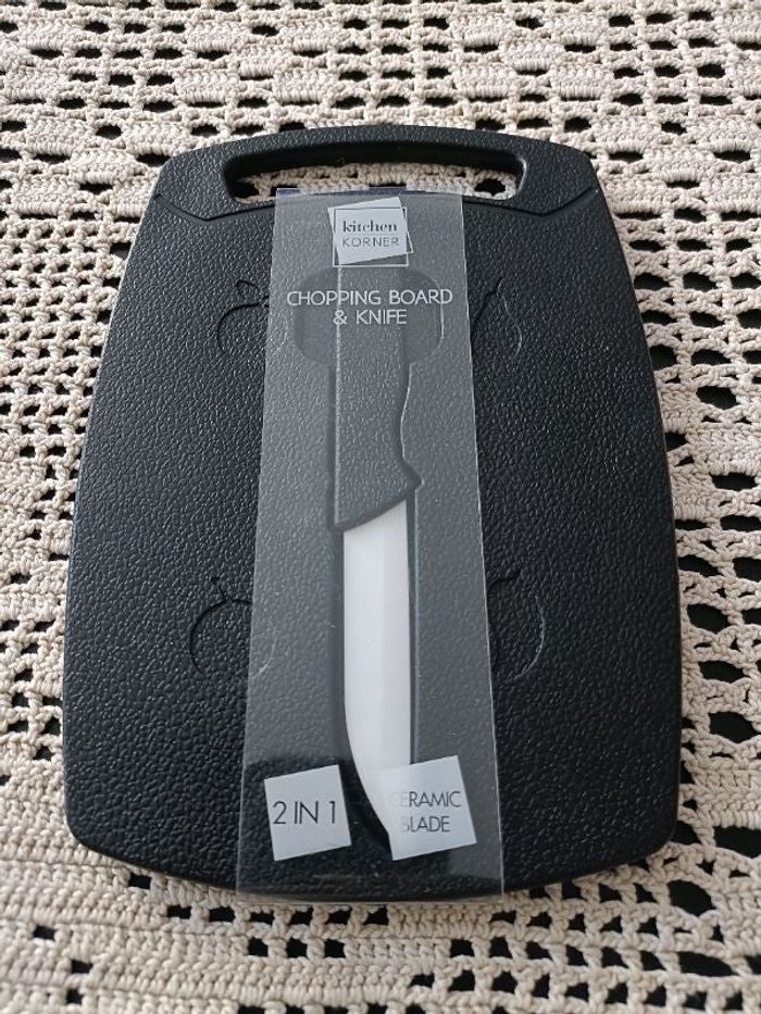 1 planche à découper avec 1 couteau intégré