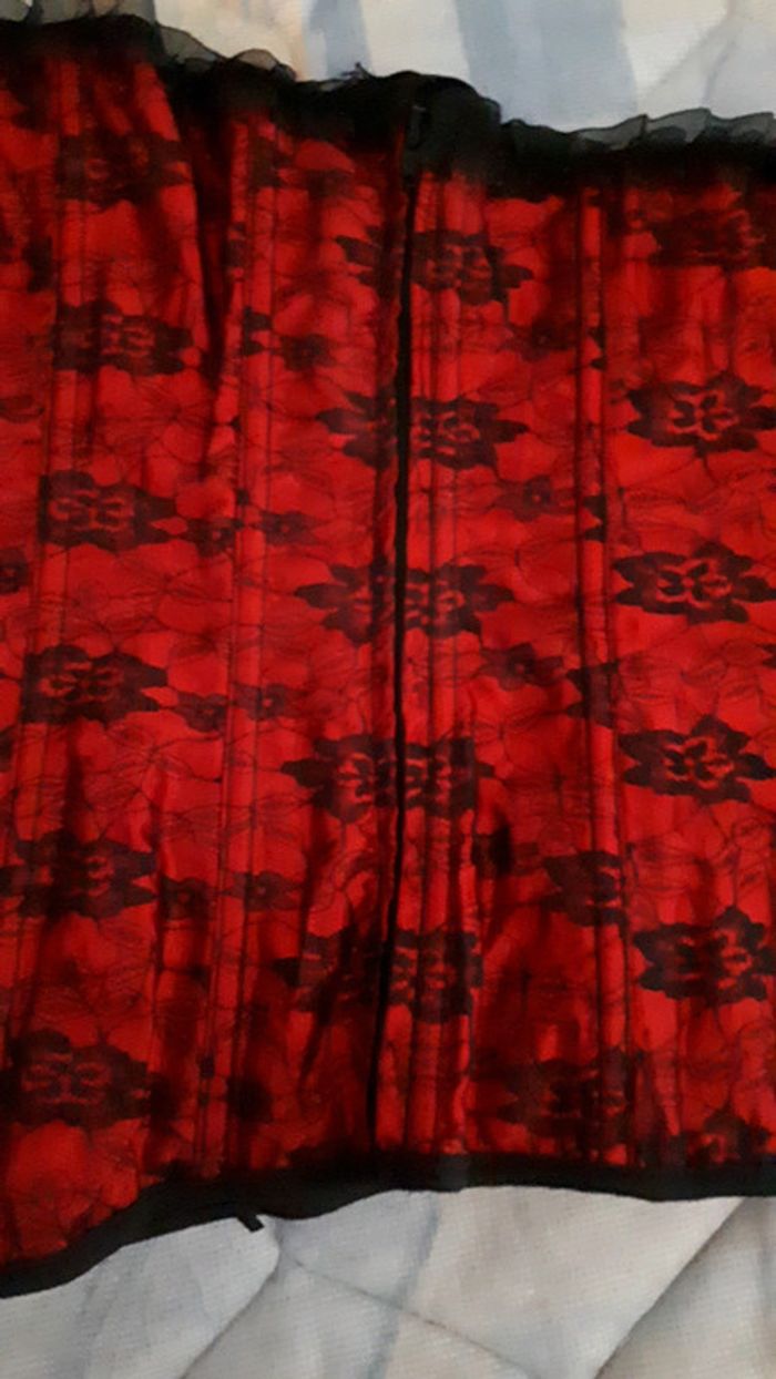 Corset rouge fleurs noires - photo numéro 5