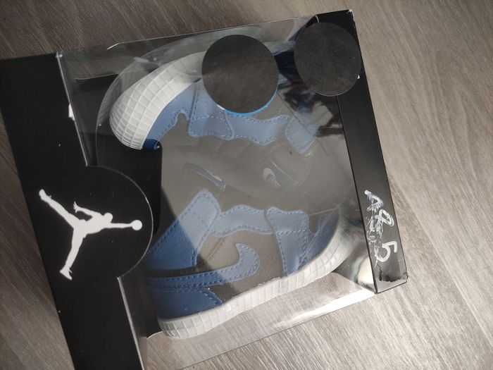 Basket nike air jordan neuve dans leur boîte taille 18.5 jamais porté - photo numéro 3
