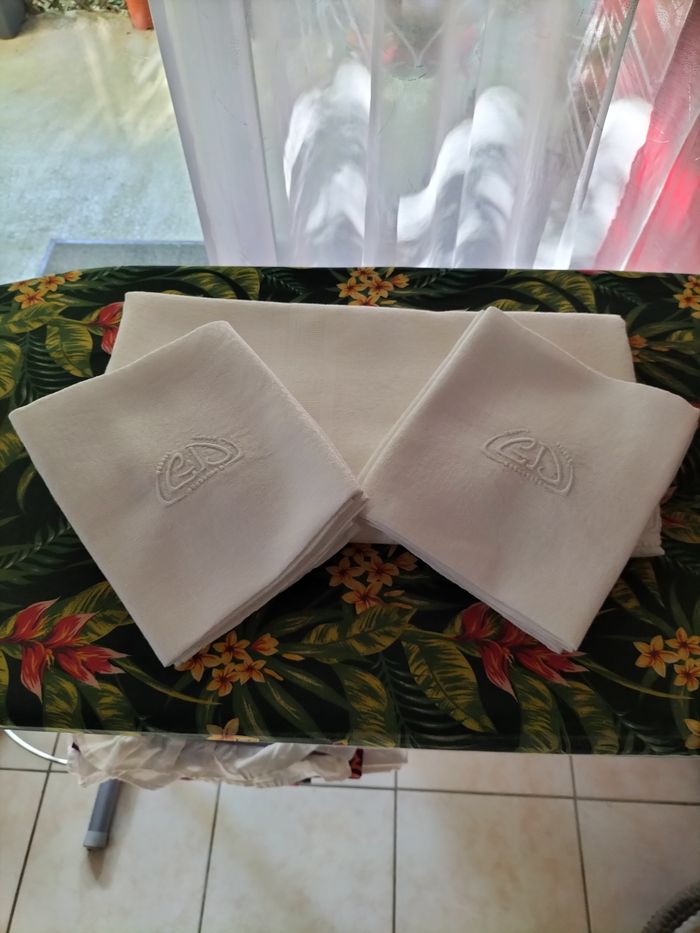 nappe+6 serviettes brodé coton bon état 160x220