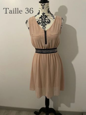 Robe d'été légère rose poudré, cintrée avec ceinture fantaisie - Taille 36