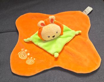 Doudou lion grelot plat orange et vert - Logitoys